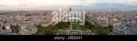 Paris Luftpanorama und Champ de Mars ab Tour Eiffel, Frankreich. Romantischer Sommerurlaub Urlaubsziel. Panoramablick über das historische Paris Stockfoto