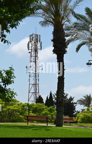 Handymast in einem Park Stockfoto