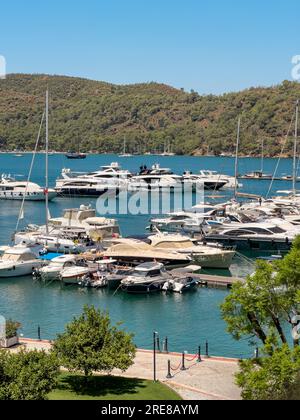 Blick von oben auf den Yachthafen in Fethiye, Türkiye an einem sonnigen Tag Stockfoto