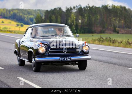 Glänzend schwarzer Borgward Isabella Coupe-Oldtimer im Borgward Car Club Finland Annual Drive 2023 in Salo, Finnland am 22. Juli 2023. Stockfoto