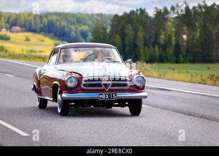 Borgward Isabella Coupe-Oldtimer in Rot und Creme im Borgward Car Club Finland Annual Drive 2023 in Salo, Finnland, am 22. Juli 2023. Stockfoto