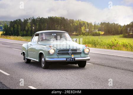 1960 hellgrüner Borgward Isabella Coupe-Oldtimer im Borgward Car Club Finland Annual Drive 2023 in Salo, Finnland, am 22. Juli 2023. Stockfoto