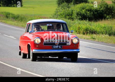 Red Borgward Isabella Delvan Oldtimer Jahr 1961 im Borgward Car Club Finnland Annual Drive 2023. Salo, Finnland. 22. Juli 2023. Stockfoto