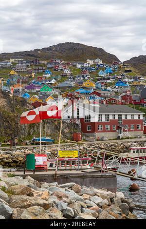Farbenfrohe Häuser und Hafen in Qaqortoq, Grönland im Juli Stockfoto