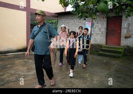 (230726) -- JINPING, 26. Juli 2023 (Xinhua) -- Zhang Puzhong (1. l), zusammen mit seiner Frau Wang Suying und ihren Enkelkindern, ist bereit für eine Tour in den Wald in Xiaxinzhai Village, Zhemi Township, Jinping County, Honghe Hani und Yi Autonomous Prefecture, Provinz Yunan West, 23. Juli 2023. Nach Tagen des Nachdenkens beschloss Zhang Puzhong, seinen Enkeln etwas lehrreiches zu tun: Sie in den Wald zurückzubringen, den er vor mehr als 60 Jahren als Kind lebte. Das ist sehr wichtig. Ich weiß, wie glücklich ich heute bin, denn ich vergesse nie, wie bitter mein Leben im Pas war Stockfoto