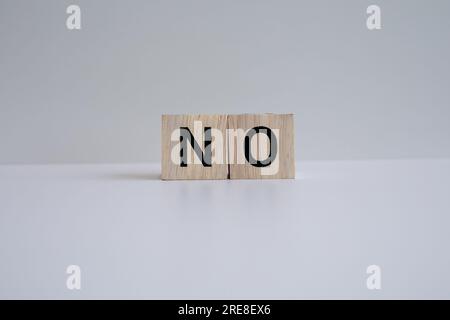 Holzblöcke bilden den Text „NEIN“ auf weißem Hintergrund. Stockfoto