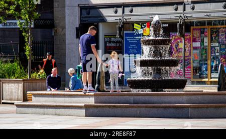 Dundee, Tayside, Schottland, Großbritannien. 26. Juli 2023. UK Weather: Das Wetter in Tayside, Schottland, ist warm, hell und luftig mit Temperaturen von bis zu 20 °C. Die Einheimischen verbringen den Vormittag im Stadtzentrum von Dundee und genießen das herrliche warme Wetter im Juli und das Stadtleben, während sie ihren Alltag durchleben, Spaß haben und während Schottlands eskalierendem Inflationsszenario für Sommerangebote einkaufen. Kredit: Dundee Photographics/Alamy Live News Stockfoto