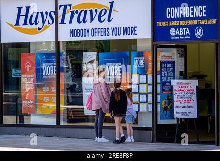 Dundee, Tayside, Schottland, Großbritannien. 26. Juli 2023. UK Weather: Das Wetter in Tayside, Schottland, ist warm, hell und luftig mit Temperaturen von bis zu 20 °C. Die Einheimischen verbringen den Vormittag im Stadtzentrum von Dundee und genießen das herrliche warme Wetter im Juli und das Stadtleben, während sie ihren Alltag durchleben, Spaß haben und während Schottlands eskalierendem Inflationsszenario für Sommerangebote einkaufen. Kredit: Dundee Photographics/Alamy Live News Stockfoto