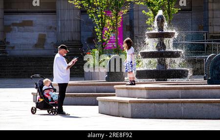 Dundee, Tayside, Schottland, Großbritannien. 26. Juli 2023. UK Weather: Das Wetter in Tayside, Schottland, ist warm, hell und luftig mit Temperaturen von bis zu 20 °C. Die Einheimischen verbringen den Vormittag im Stadtzentrum von Dundee und genießen das herrliche warme Wetter im Juli und das Stadtleben, während sie ihren Alltag durchleben, Spaß haben und während Schottlands eskalierendem Inflationsszenario für Sommerangebote einkaufen. Kredit: Dundee Photographics/Alamy Live News Stockfoto