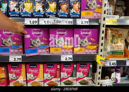 Katzenfutter in einem Supermarkt Stockfoto