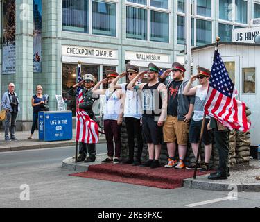 Touristenposten am Checkpoint Charlie Grenzübergang, Allied Grenzübergang während des Kalten Krieges Friederichstraße, Berlin, Deutschland Stockfoto