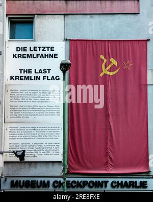 Museum Haus am Checkpoint Charlie. Die letzte Kremlflagge vor dem Checkpoint Charlie Museum, Mitte, Berlin Stockfoto