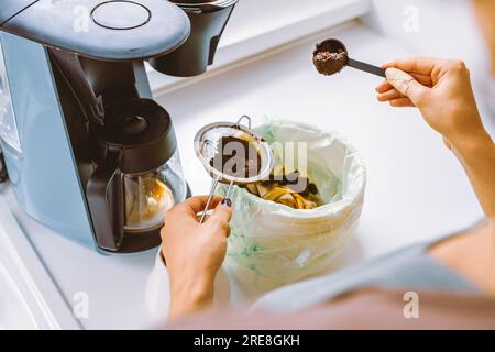 Entsorgen Des Gebrauchten Kaffeepulvers Stockfoto