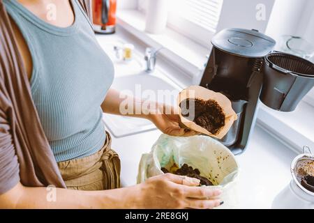 Entsorgen Des Gebrauchten Kaffeepulvers Stockfoto