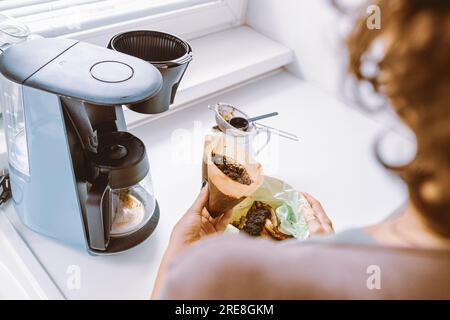 Entsorgen Des Gebrauchten Kaffeepulvers Stockfoto