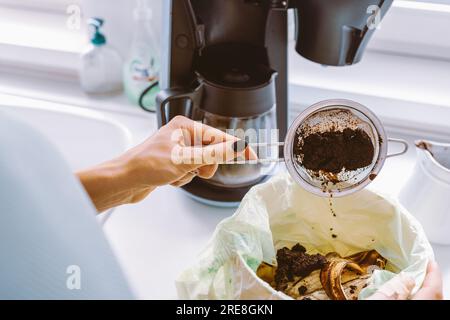 Entsorgen Des Gebrauchten Kaffeepulvers Stockfoto