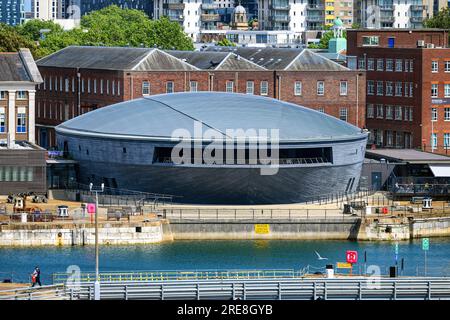 Das eigens erbaute Mary Rose Museum beherbergt das Wrack des Tudor-Schiffs und die in der historischen Werft in Portsmouth, England, geborgenen Artefakte. Stockfoto