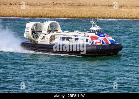 Solent Flyer ist ein Luftkissenfahrzeug, das von Hovertravel betrieben wird und einen regelmäßigen Passagierdienst zwischen Portsmouth und Ryde auf der Isle of Wight anbietet. Stockfoto