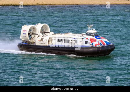 Solent Flyer ist ein Luftkissenfahrzeug, das von Hovertravel betrieben wird und einen regelmäßigen Passagierdienst zwischen Portsmouth und Ryde auf der Isle of Wight anbietet. Stockfoto