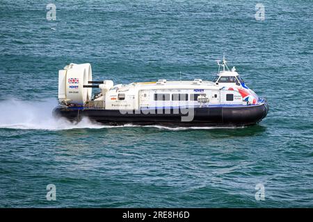 Solent Flyer ist ein Luftkissenfahrzeug, das von Hovertravel betrieben wird und einen regelmäßigen Passagierdienst zwischen Portsmouth und Ryde auf der Isle of Wight anbietet. Stockfoto