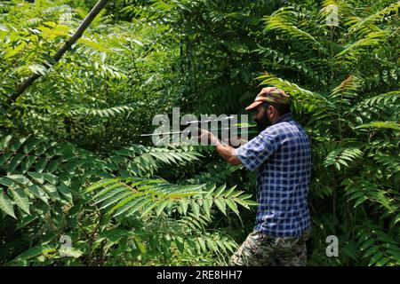 Juli 18,2023, Srinagar Kaschmir, Indien: Ein Beamter des Departements für Wildtiere trägt ein Betäubungsgewehr, um einen Leoparden im Hari Parbat-Gebiet von Srinagar zu fangen. Die Einheimischen in der Gegend von Srinagar, Hari Parbat, sagten, sie hätten einen Leoparden gesehen, der in der Gegend umherstreifte, was eine Panik unter den Menschen verursachte. Nach Angaben des Wildlife Department von Jammu und Kaschmir von 2006 bis Ende 2022 hat der Konflikt zwischen Mensch und Tier (HWC) in Kaschmir 242 Menschenleben gefordert, während bei solchen Vorfällen 2940 Menschen verletzt wurden. Am 18,2023. Juli in Srinagar Kaschmir, Indien. (Foto: Firdous Nazir/Eyepix Gro Stockfoto