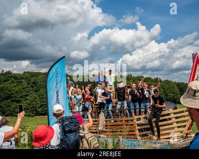 Junge Menschen werden beim Tanzen und Trinken beobachtet, während sie die Walker anfeuern. Da es sich um das weltweit größte mehrtägige Walking-Event handelt, werden die International Four Days Marches (in niederländischer „De Vierdaagse“) als ein hervorragendes Beispiel für Sportlichkeit und internationale Bindungen zwischen Militärangehörigen, Frauen und Zivilisten aus vielen verschiedenen Ländern angesehen. Dieses Jahr war es die 105. Ausgabe, und die offizielle Anzahl der registrierten Walker betrug 43.363 aus 77 Ländern. Die Teilnehmer können 30km, 40km oder 50km Fuß pro Tag gehen. Am letzten Tag überquerten 39.019 Wanderer die Ziellinie. Nach einem festlichen Beitrag auf dem Stockfoto