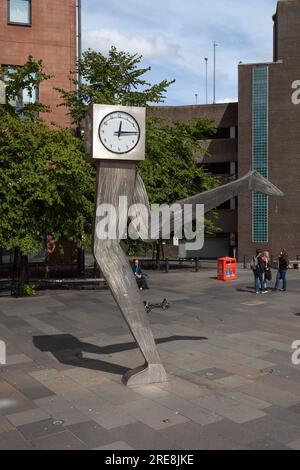 Glasgow, Schottland - 23. Juli 2023: Die Clyde Clock, auch bekannt als „Running Time“, eine würfelförmige Uhr auf Laufbeinen, die von dem Bildhauer George Wyllie zu Ehren des Jahres 2 geschaffen wurde Stockfoto