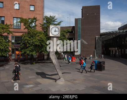 Glasgow, Schottland - 23. Juli 2023: Die Clyde Clock, auch bekannt als „Running Time“, eine würfelförmige Uhr auf Laufbeinen, die von dem Bildhauer George Wyllie zu Ehren des Jahres 2 geschaffen wurde Stockfoto