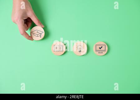 Vergrößerungsglas mit Bildungskonzept, Abschlusskappe für den Abschluss, Wissen und Lernen, Universität oder Gymnasium Stockfoto