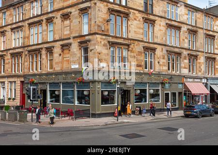 Von außen befindet sich Tennent's Bar, ein bekannter traditioneller viktorianischer Pub an der Ecke Byres Road und Highburgh Road im West End von Glasgow, SCO Stockfoto