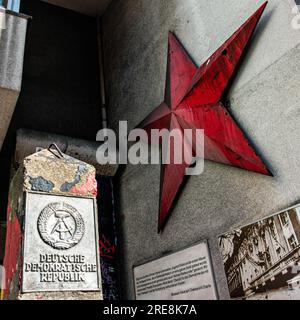 Das DDR-Nationallogo befindet sich vor dem Checkpoint Charlie Museum in Mitte, Berlin Stockfoto