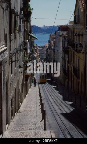 Spuren der Elevador da Bica Bairro Lissabon Portugal Stockfoto