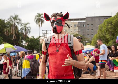 Goiania, Goias, Brasilien – 25. Juni 2023: Eine Person, die während der Gay Pride Parade in Goiania eine Maske trägt. Stockfoto