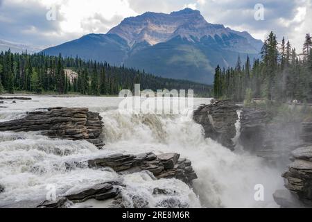 Athabasca Falls, Jasper, Jasper National Park Kanada mit Rauch von den zahlreichen Waldbränden, die Dunst in den Rocky Mountains in der Ferne verursachen. Stockfoto