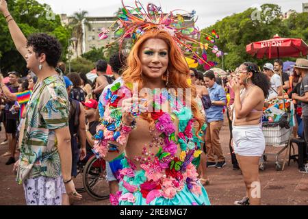 Goiania, Goias, Brasilien – 25. Juni 2023: Eine sehr produzierte Transfrau, die die Gay Pride Parade in Goiania genießt. Stockfoto