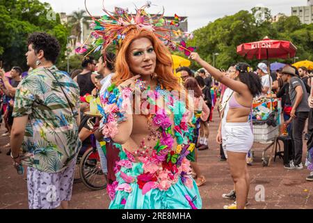 Goiania, Goias, Brasilien – 25. Juni 2023: Eine sehr produzierte Transfrau, die die Gay Pride Parade in Goiania genießt. Stockfoto