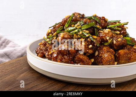 Gebratenes Hühnchen-Kkanpunggi mit chinesischer Sauce Stockfoto