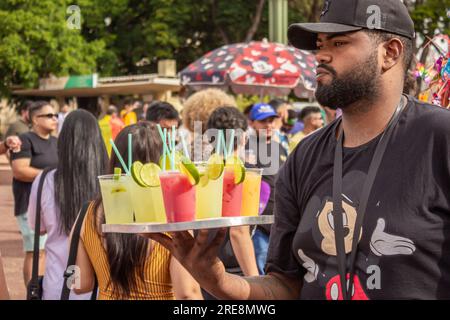 Goiania, Goias, Brasilien – 25. Juni 2023: Getränkehändler bei einer Straßenveranstaltung in Goiania. Foto während der Gay Pride Parade. Stockfoto