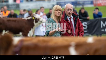 Builth Wells, Royal Welsh Show - 26. Juli 2023 - Radio DJ Sara Cox richtet die Rinderklasse junger Handler auf der Royal Welsh Agricultural Show in Buith Wells, Wales, wo mit Hilfe ihres Vaters Sie wählte ein Paar Hereford-Rinder als Champions bei den Longhorns in Reserve aus. Kredit: Wayne HUTCHINSON/Alamy Live News Stockfoto