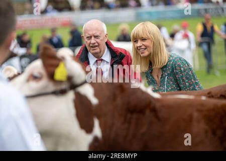 Builth Wells, Royal Welsh Show - 26. Juli 2023 - Radio DJ Sara Cox richtet die Rinderklasse junger Handler auf der Royal Welsh Agricultural Show in Buith Wells, Wales, wo mit Hilfe ihres Vaters Sie wählte ein Paar Hereford-Rinder als Champions bei den Longhorns in Reserve aus. Kredit: Wayne HUTCHINSON/Alamy Live News Stockfoto