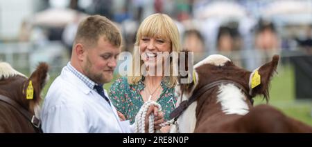 Builth Wells, Royal Welsh Show - 26. Juli 2023 - Radio DJ Sara Cox richtet die Rinderklasse junger Handler auf der Royal Welsh Agricultural Show in Buith Wells, Wales, wo mit Hilfe ihres Vaters Sie wählte ein Paar Hereford-Rinder als Champions bei den Longhorns in Reserve aus. Kredit: Wayne HUTCHINSON/Alamy Live News Stockfoto