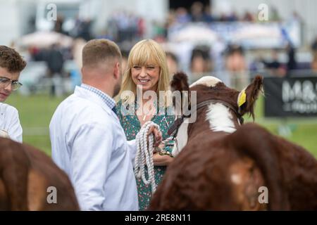 Builth Wells, Royal Welsh Show - 26. Juli 2023 - Radio DJ Sara Cox richtet die Rinderklasse junger Handler auf der Royal Welsh Agricultural Show in Buith Wells, Wales, wo mit Hilfe ihres Vaters Sie wählte ein Paar Hereford-Rinder als Champions bei den Longhorns in Reserve aus. Kredit: Wayne HUTCHINSON/Alamy Live News Stockfoto