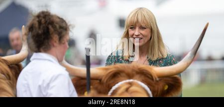 Builth Wells, Royal Welsh Show - 26. Juli 2023 - Radio DJ Sara Cox richtet die Rinderklasse junger Handler auf der Royal Welsh Agricultural Show in Buith Wells, Wales, wo mit Hilfe ihres Vaters Sie wählte ein Paar Hereford-Rinder als Champions bei den Longhorns in Reserve aus. Kredit: Wayne HUTCHINSON/Alamy Live News Stockfoto