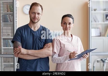 Porträt von Fachärzten, die während der Teamarbeit im Krankenhaus in die Kamera schauen Stockfoto