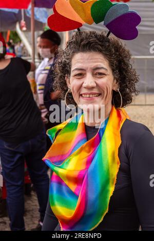 Goiania, Goias, Brasilien – 25. Juni 2023: Eine lächelnde Frau, mit einem Herztiara, einem Schal mit Regenbogenfarben um den Hals, während der Gay Pride Parade. Stockfoto