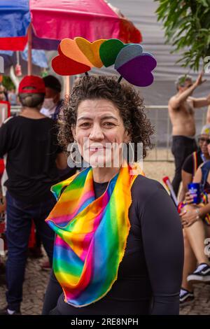 Goiania, Goias, Brasilien – 25. Juni 2023: Eine lächelnde Frau, mit einem Herztiara, einem Schal mit Regenbogenfarben um den Hals, während der Gay Pride Parade. Stockfoto