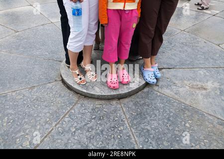 Runder Hügelaltar im Himmelstempel-Komplex in Peking, VR China. China. Touristen stehen oft auf dem zentralen erhöhten Kreisstein. (125) Stockfoto