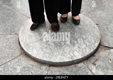 Runder Hügelaltar im Himmelstempel-Komplex in Peking, VR China. China. Touristen stehen oft auf dem zentralen erhöhten Kreisstein. (125) Stockfoto