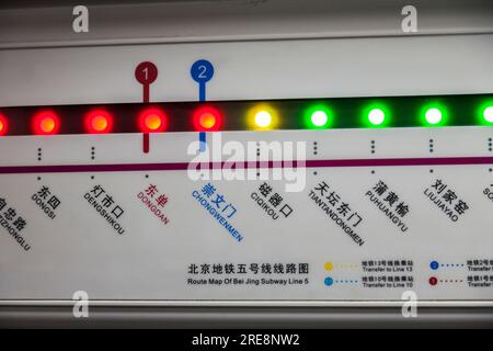 Kutschansicht der Routemap der Pekinger U-Bahn/U-Bahn-Linie 5, mit Haltestellen vorbei, Strom und Station vor uns beleuchtet. Peking, China. VR CHINA. (125) Stockfoto