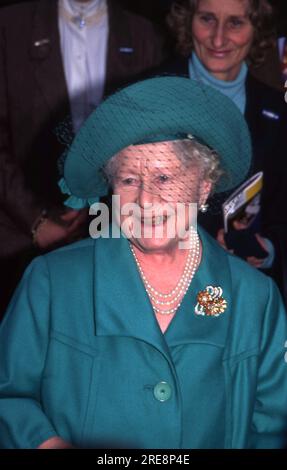 The Queen Mother at Cheltenham Races in leuchtendem Grün 12. März 1997 Foto vom Henshaw Archive Stockfoto